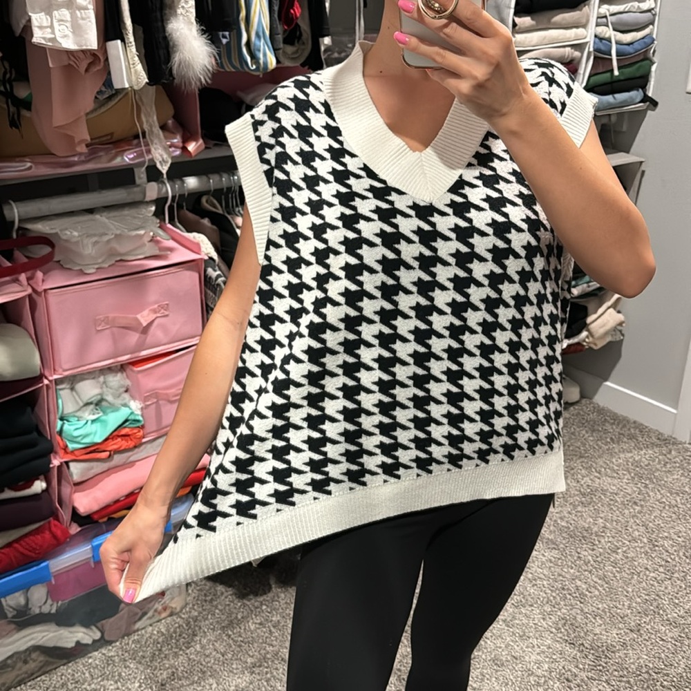 Houndstooth sleeveless sweater